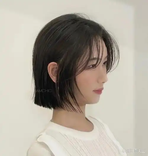直短发还属于懒人界选择的发型之一,看整体外形,简单易打理,完全不
