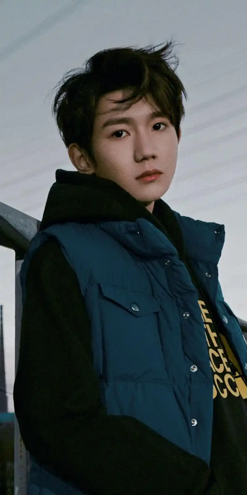 王源壁纸:我爱的少年很浪漫,他既是作家也是诗人