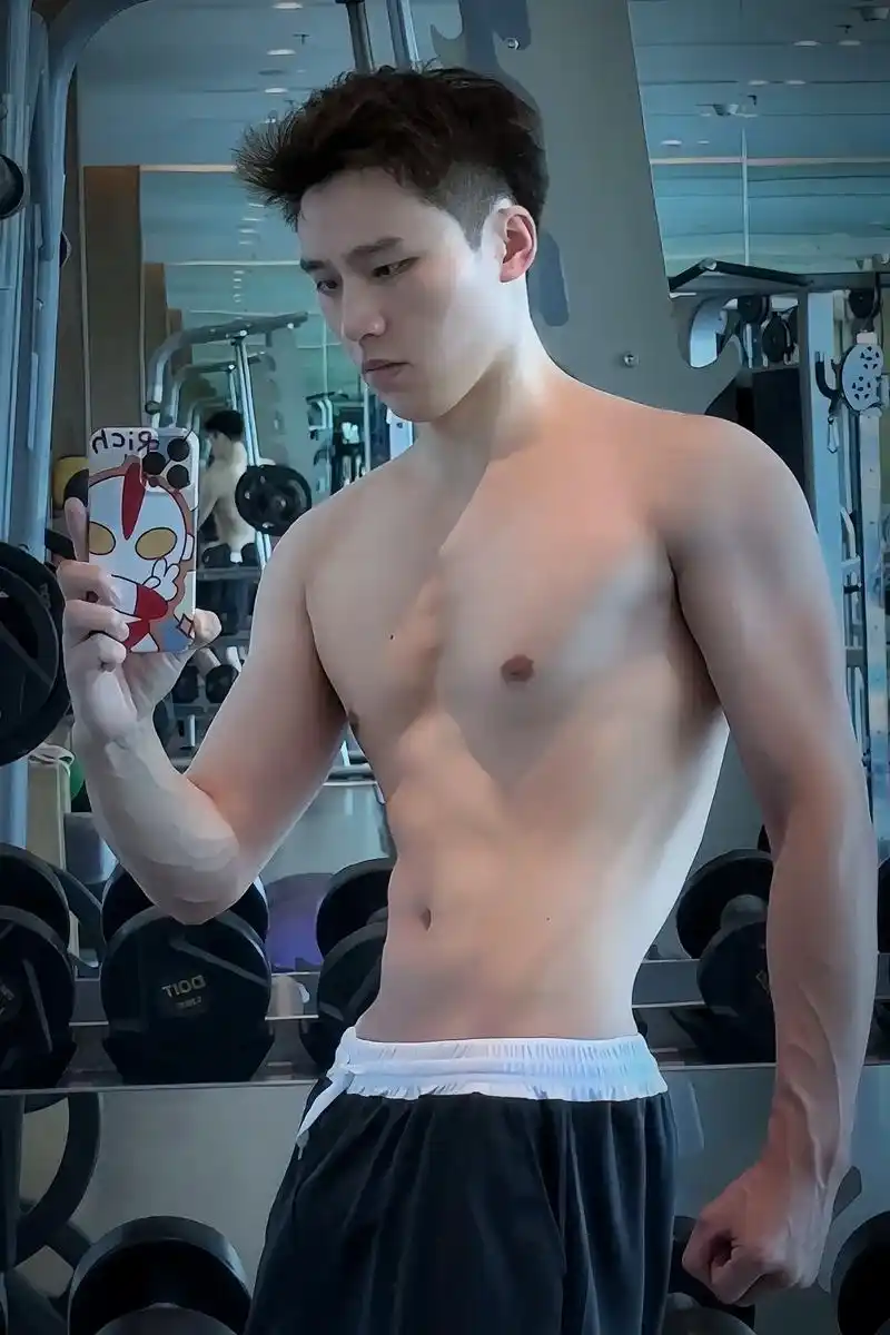 何妨如一颗星闪过.#翻烂相册也要配曾舜晞bgm #腹肌 #健 - 抖音