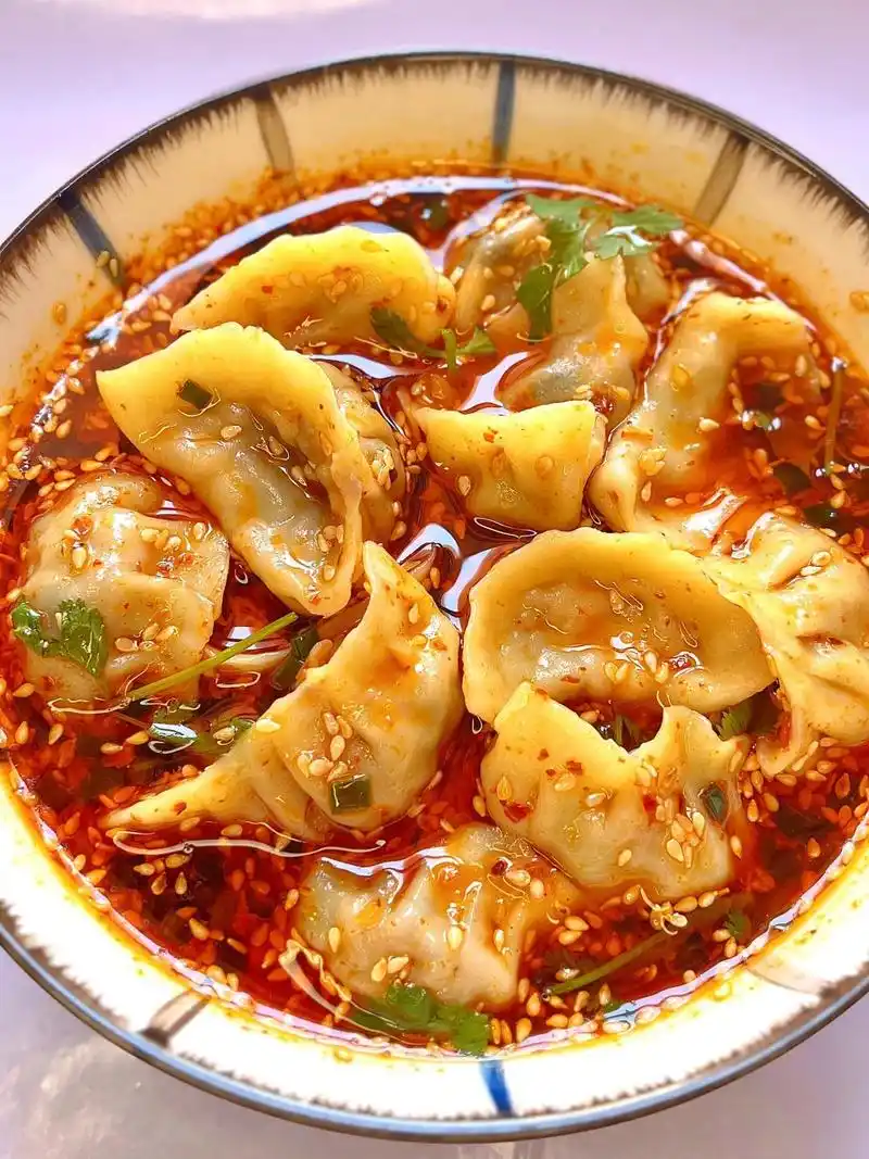 但是又不想吃普通的水煮饺子,于是就尝试着做了这道开胃酸汤饺子,结果