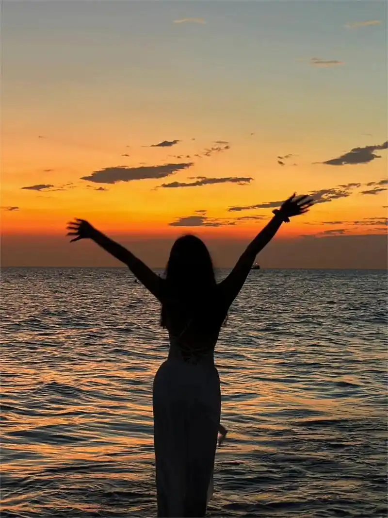 海边情头|艾特你男朋友来拍  日落因为光线的原因 拍不清楚脸 这样