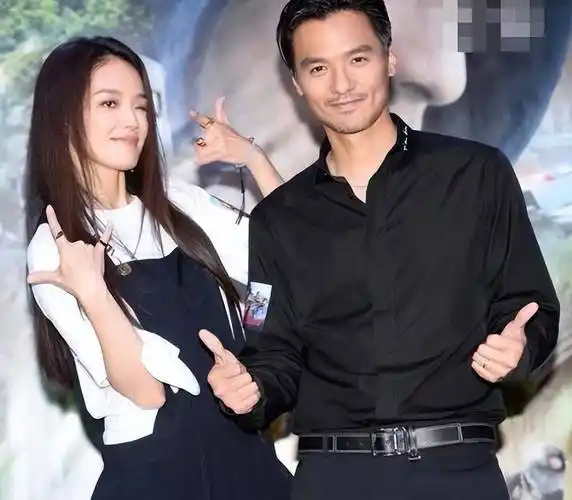 大花舒淇素颜健身,结婚8年没生娃,47岁皮肤紧致秀s曲线_冯德伦_孩子