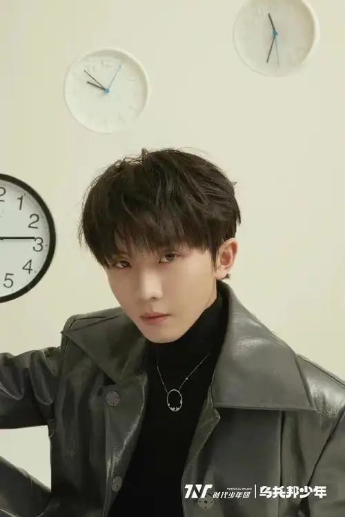 马嘉祺黑色长皮衣造型