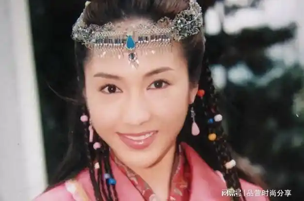 黎姿年轻时主演电视剧《倚天剑屠龙刀》,她在剧中扮演了"赵敏"这个