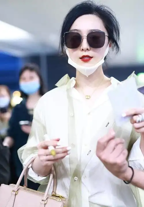 39岁范冰冰现身机场娇艳红唇贵妇范儿足摘口罩给粉丝签名