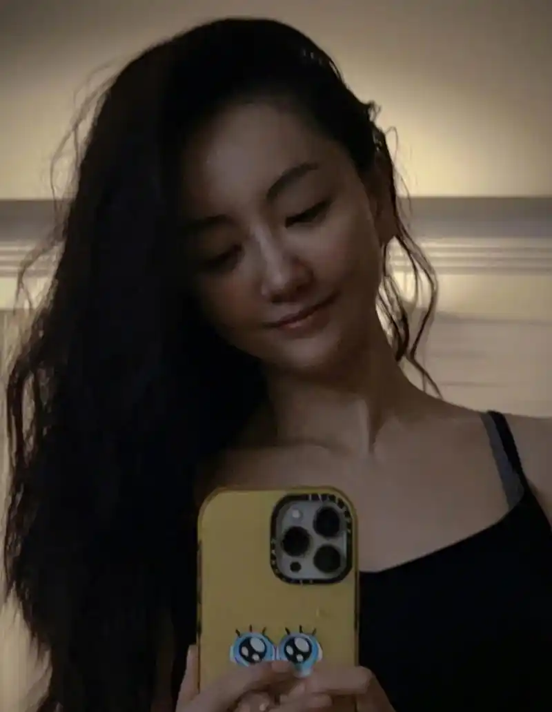 杨蓉在家里散着发,运动的样子,特别漂亮.