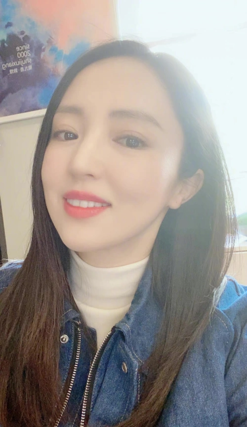 董璇生日晒美照高云翔携女儿玩耍被偶遇状态憔悴毫无精神气