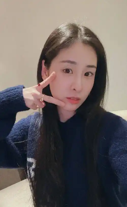 张碧晨风波后再上线,或只为点赞华晨宇动态,默默为其送上生日祝福