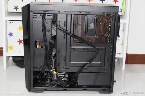 ssd固态硬盘安装在主机箱的右侧位置,安装比较方便,而且靠近前置