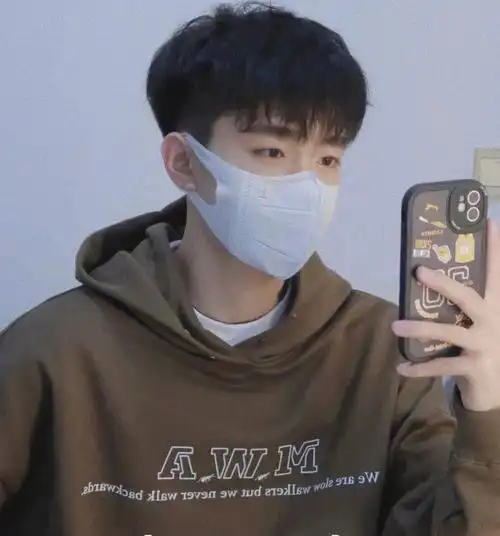 不烫不染也好看的发型推荐自然短碎盖