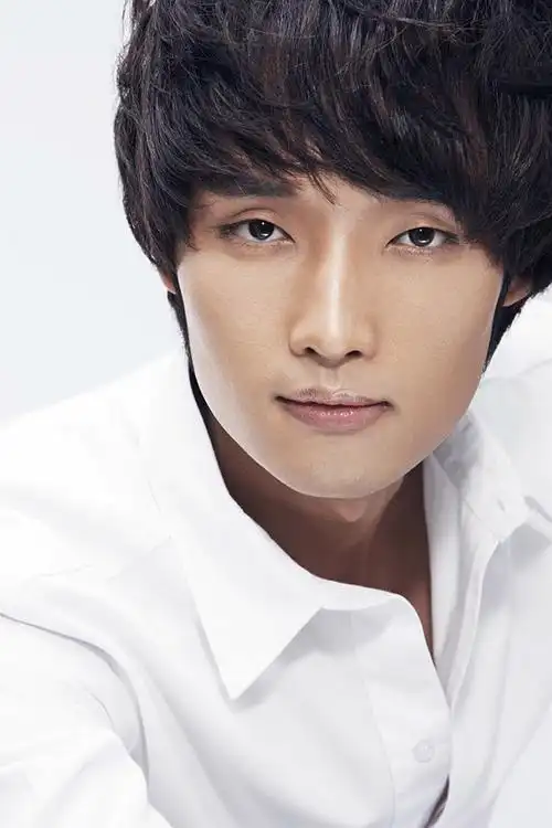 p>宇桐非,河南商丘人,中国内地男歌手,制作人,演员.