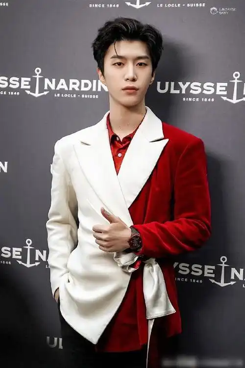 范丞丞红白丝绒西装不严肃的正装贵气满满偶像剧男主既视感