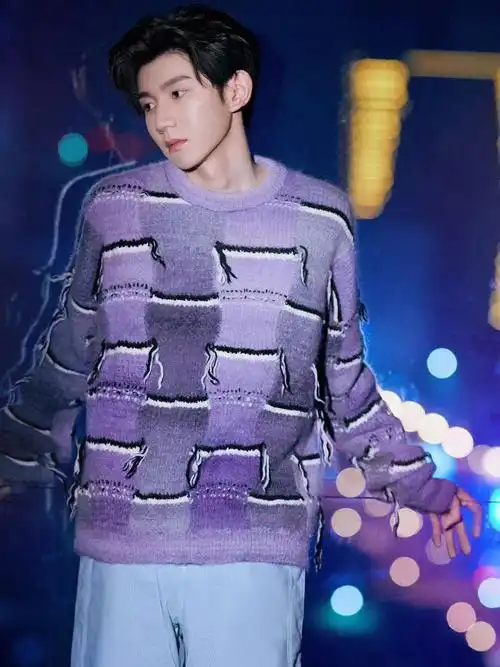 牛仔裤或者是蓝色系oversize裤型,适合男生穿,王源所穿的紫色系和蓝色