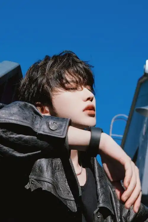 蔡徐坤秋日青空机车大片