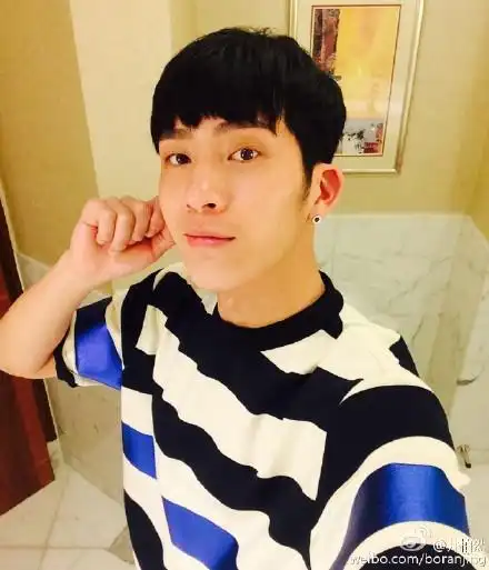 井柏然和窦骁长的像不像