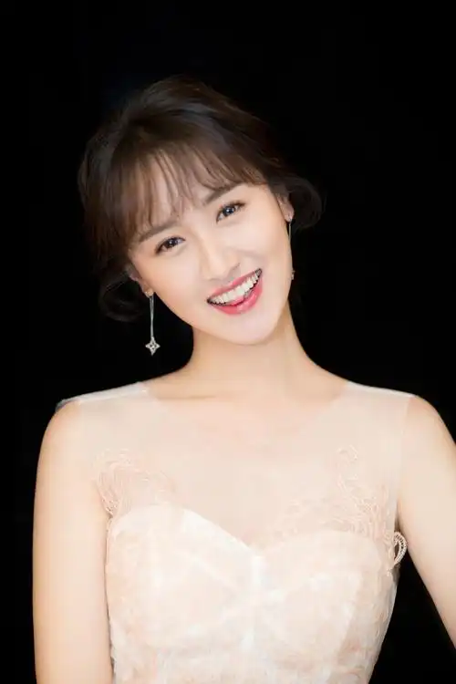 袁冰妍礼服照曝光 白纱长裙温婉可人
