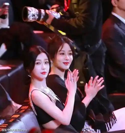 虞书欣和杨紫罕见的合影,一个娇一个俏为啥被说普通?