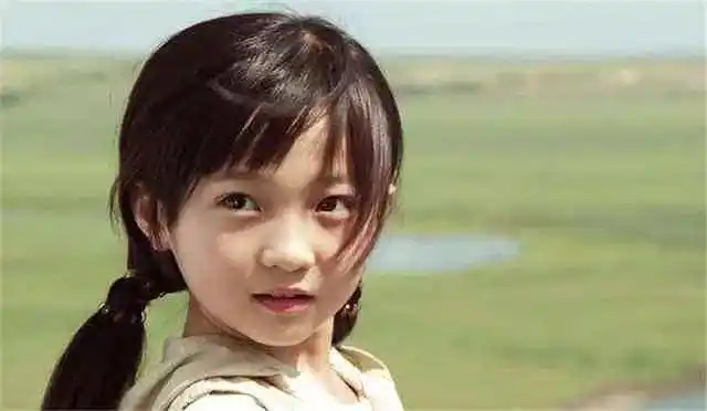 从小要打扮成熟,少年老成,追随你赚快钱的焦虑心态,但你让孩子从小