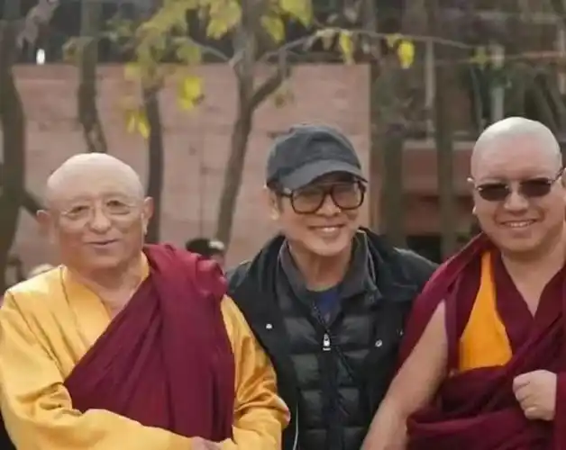 61岁李连杰近照曝光!满脸皱纹衰老至极,昔日巨星已面相大变_腾讯新闻