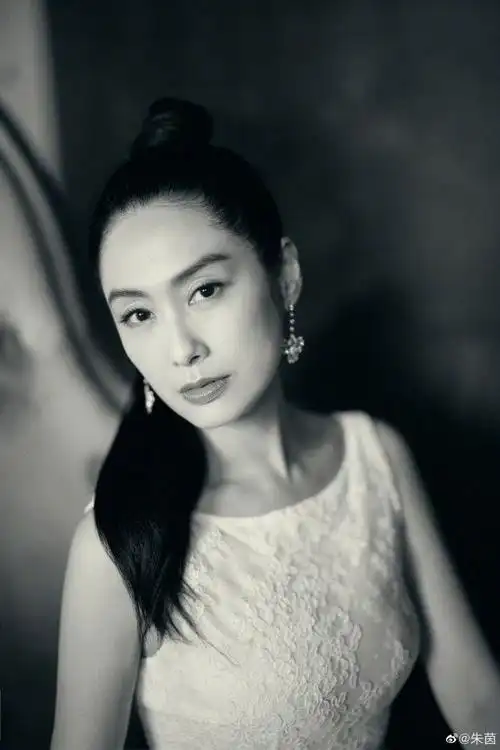 50岁朱茵晒照高贵优雅身材颜值似少女复古电影风大片引回忆杀