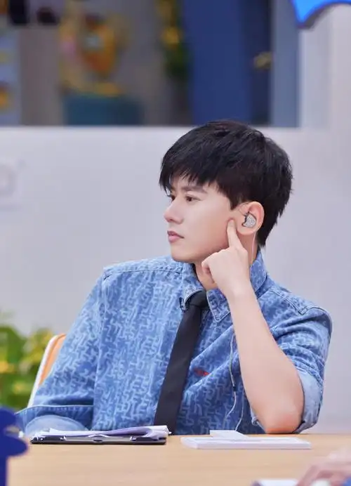 张杰字母印花牛仔衬衫造型##张杰令人心动的offer四宫格剧照