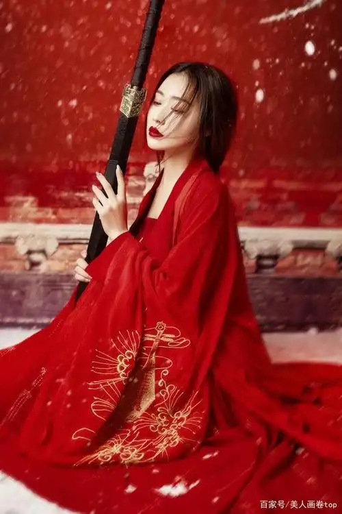美女壁纸图片:古风红袍剑客美女写真