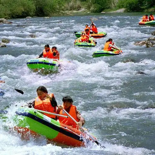 桃花溪峡谷漂流景区位于九江永修
