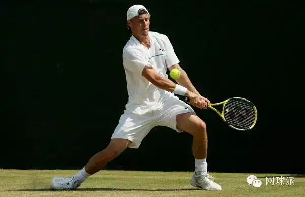 过分依赖手臂发力是网球肘的最大原因,记住你身上最有力的肌肉在腿上