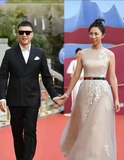 孙红雷罕见和小15岁娇妻合体,王骏迪穿薄纱裙高贵又窈窕_气质_时尚_一