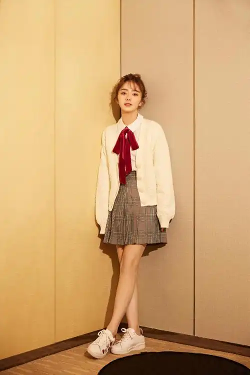 谭松韵校服造型好有少女感 - 叽里星座