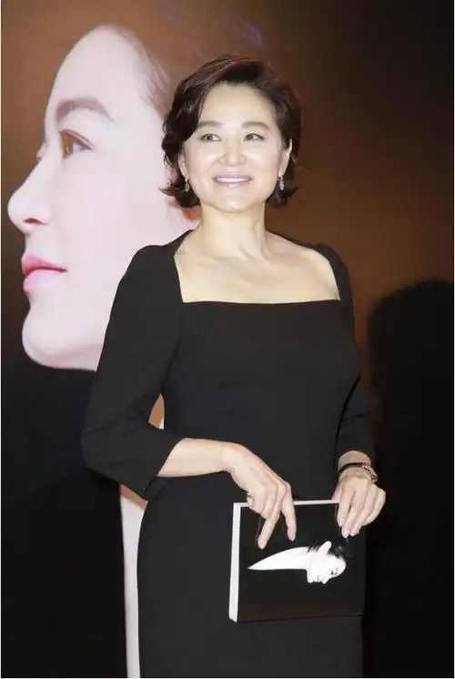 原创林青霞素颜送别赌王66岁身材穿小黑裙显贵气波波头发型更减龄