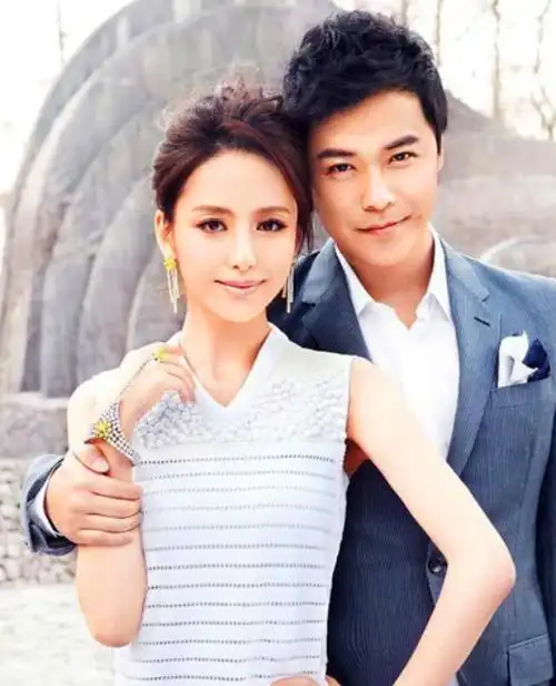 佟丽娅携老公陈思成游迪士尼 人妻辣妈秒变少女