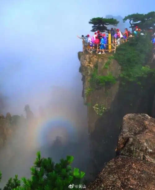 黄山惊现"佛光"奇观 众多游客目睹神奇一幕