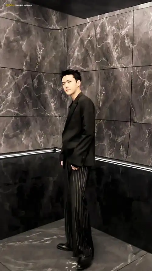 吴世勋c位#黑西装77皱眉77优越的t区77挺胸77长腿77属于