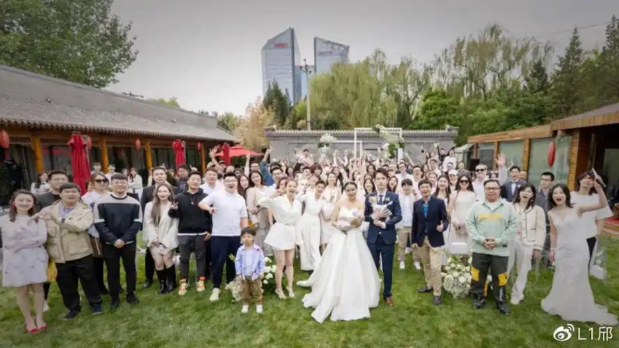 喻佳丽婚礼现场照曝光李斯丹妮缺席11届快女重聚爷青回