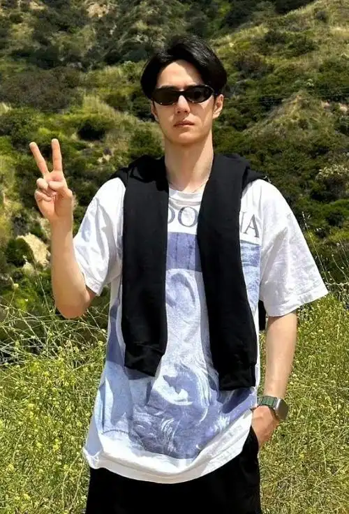 随拍#王一博ins晒好莱坞随拍9615短袖 墨镜,是给我们比耶的耶啵