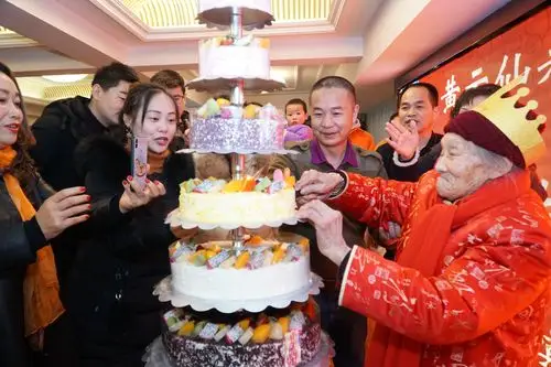 海屋仙筹添鹤算,人如松柏岁常新——黄云仙老人九十大寿生日宴会集锦