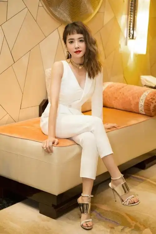 张韶涵一身潮装现身机场却无人理,而蔡依林一块布就引人围观