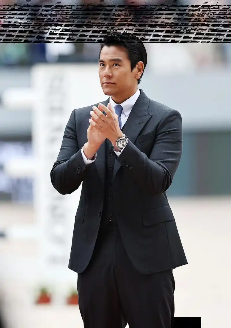 42岁彭于晏出席上海环球马术冠军赛,皮肤黑了点,但还是帅的.