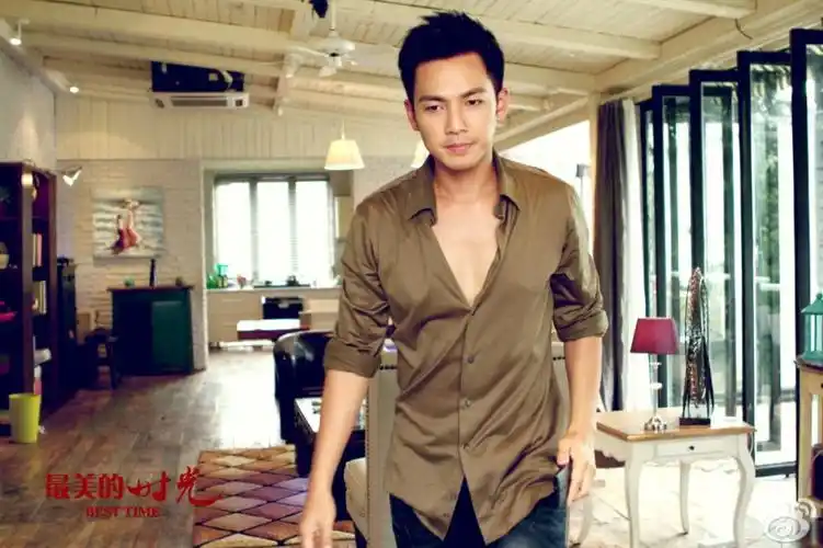 钟汉良 剧照——电视剧《最美的时光》男一号陆励成 深v啊