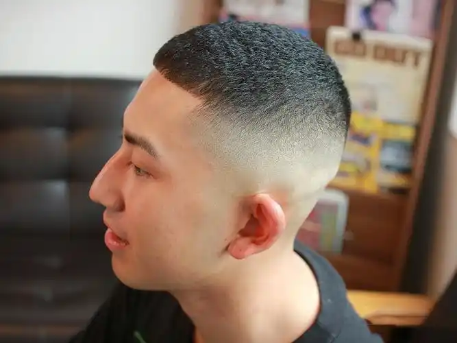 如果接受不了圆寸与板寸这类短于3毫米的发型,可以选择下面这几种流行