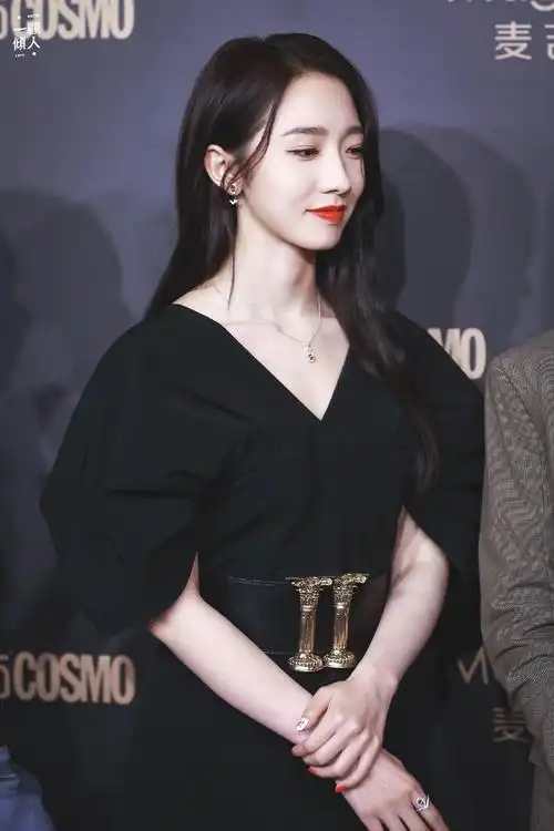 孟美岐红唇黑裙妩媚性感写真图片26