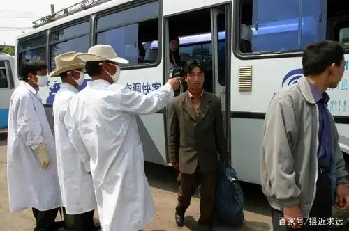 2003非典旧照:温度计紧缺 防护还戴的是棉纱口罩