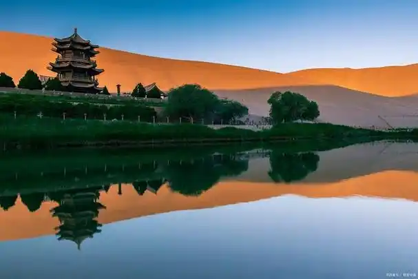 敦煌月牙泉位于甘肃省敦煌市月牙泉乡,是敦煌地区最著名的景点之一.