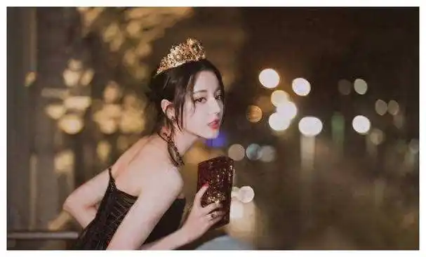 迪丽热巴走哪捂哪太做作生活照揭难处引发思考