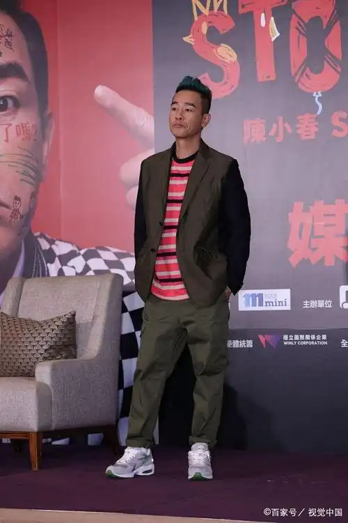 台北:陈小春亮相巡回演唱会记者会,"山鸡哥"造型调皮有趣!