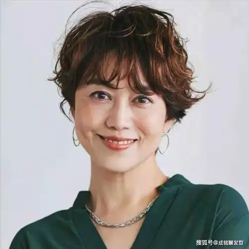 短发也疯狂!40-50岁轻熟女必备,洋气发型大揭秘!_女士_效果_卷发