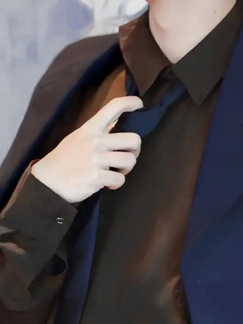 任嘉伦细节壁纸好欲哦这手这喉结08