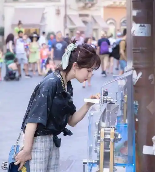 杨紫果然很会穿,扎发造型搭配上拼接色针织衫,优雅大气又减龄_发型