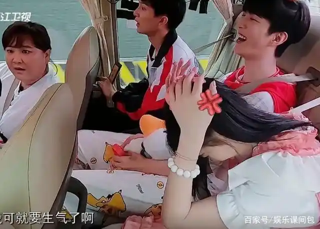 可爱不是装的!鞠婧祎和范丞丞回答问题,这个手势一般人做不来